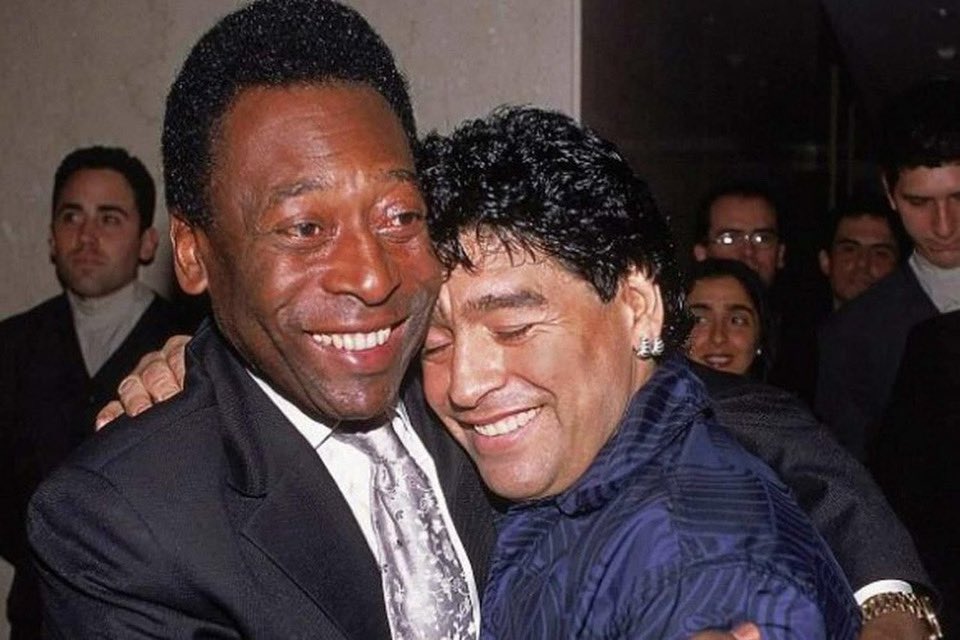 Pelé e Maradona; relembre a relação entre os dois maiores craques da história