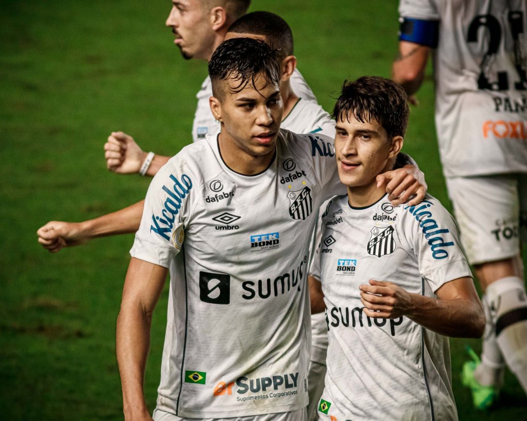Santos de Diniz vence o São Paulo por 2 a 0 e mantém o rival em jejum no Brasileirão