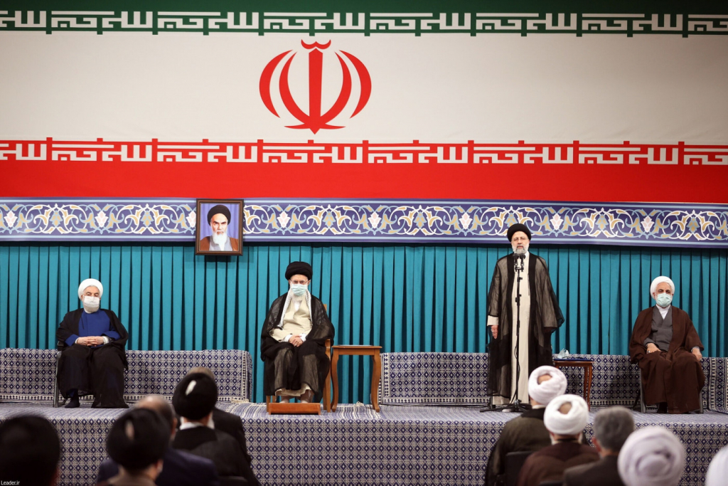 Após eleição com abstenção recorde, ultraconservador toma posse como presidente do Irã 