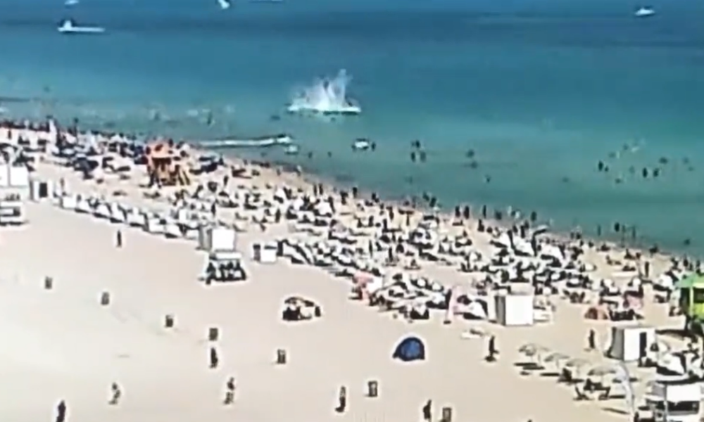 Helicóptero cai próximo a banhistas em praia de Miami Beach; veja vídeo