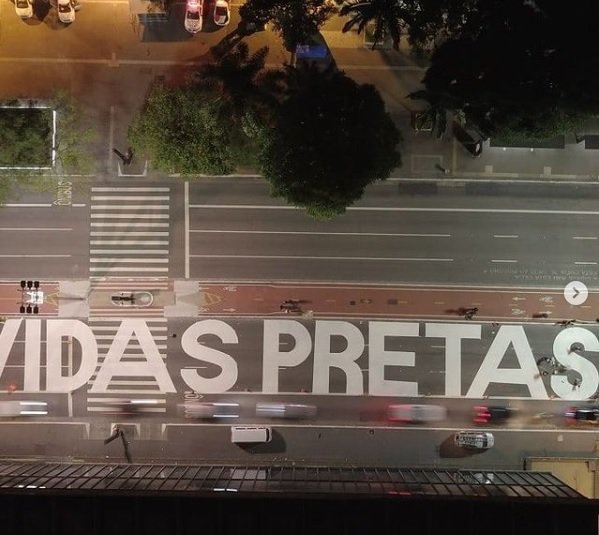 Artistas pintam ‘Vidas Pretas Importam’ em faixa da Avenida Paulista