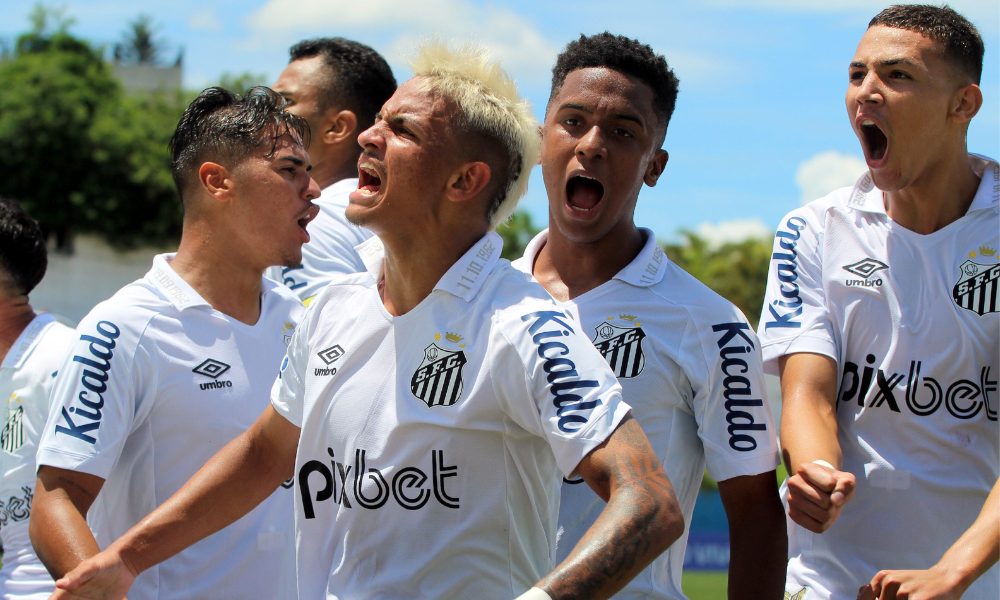 Com direito a gol que Pelé não fez, Santos goleia o Bahia e avança às oitavas da Copinha