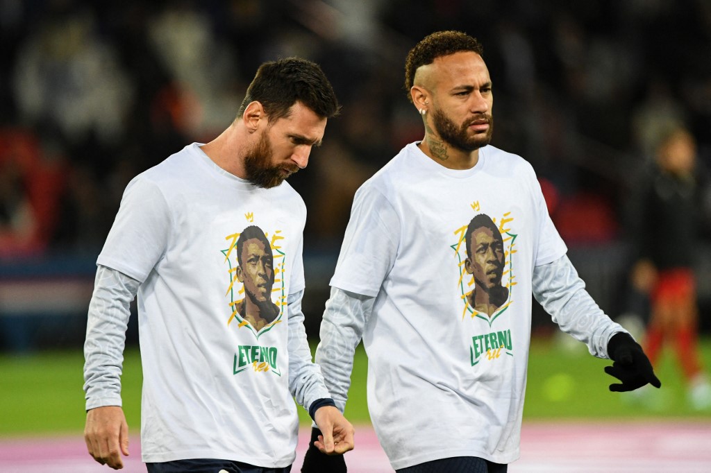 Jogadores do PSG  usam camisa com imagem de Pelé antes de jogo do Campeonato Francês
