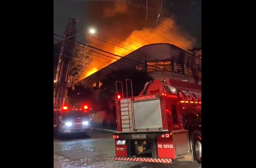 Incêndio atinge fábrica no Belém, zona leste de São Paulo