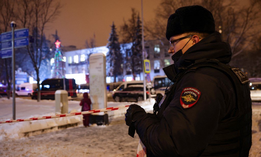 Homem armado abre fogo e mata pelo menos duas pessoas em Moscou