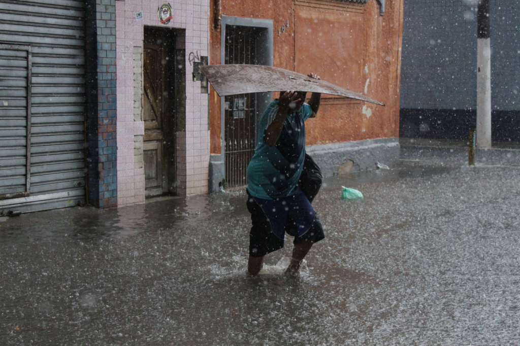Chuvas em São Paulo deixam quatro pontos de alagamento intransitáveis