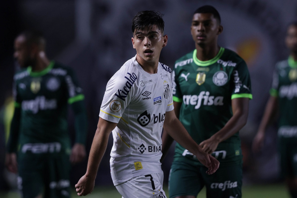 Santos afasta trio de jogadores para enxugar elenco; veja detalhes