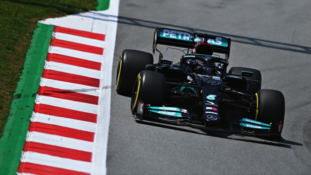 Hamilton lidera dobradinha da Mercedes em Barcelona com melhor tempo do dia
