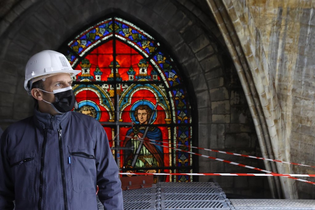 França: Macron visita Notre-Dame no 2º aniversário do incêndio devastador