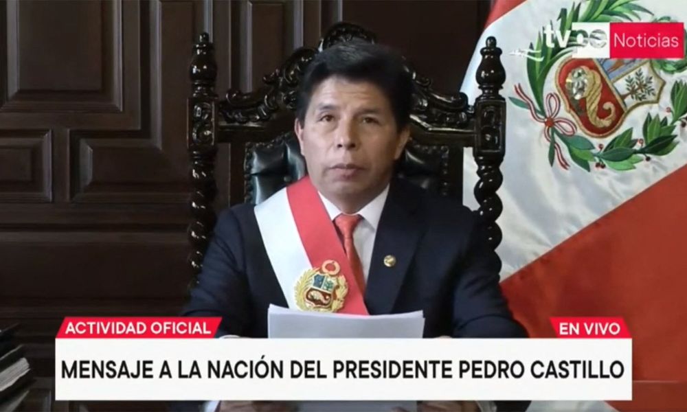 Presidente do Peru é destituído após tentar dissolver o Congresso