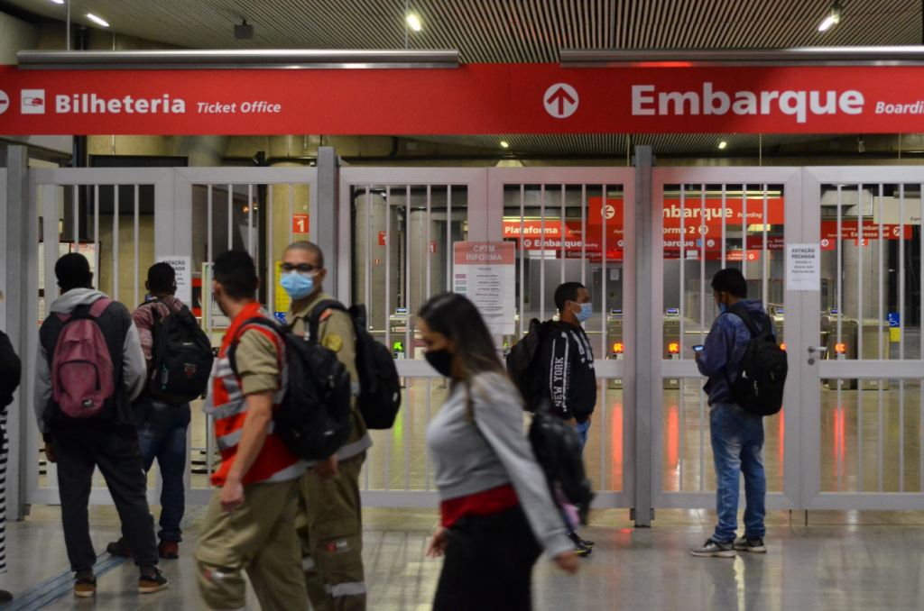 Estações do metrô de São Paulo têm venda informal de bilhetes acima do preço