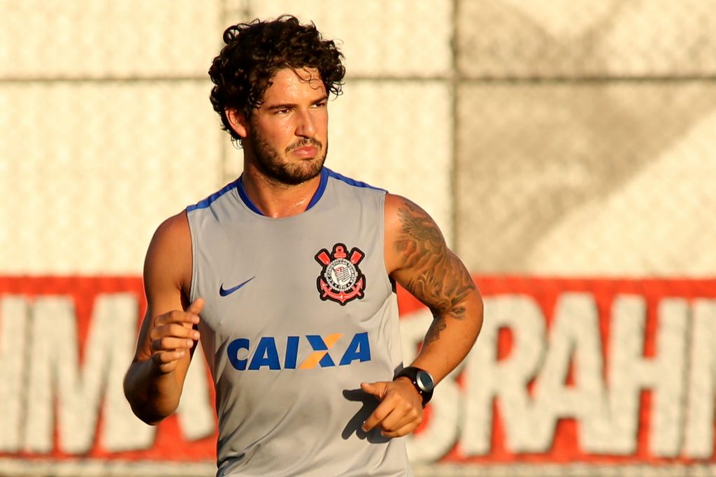 Pato surpreende ao responder se voltaria para o Corinthians e relembra ‘cavadinha’ em pênalti