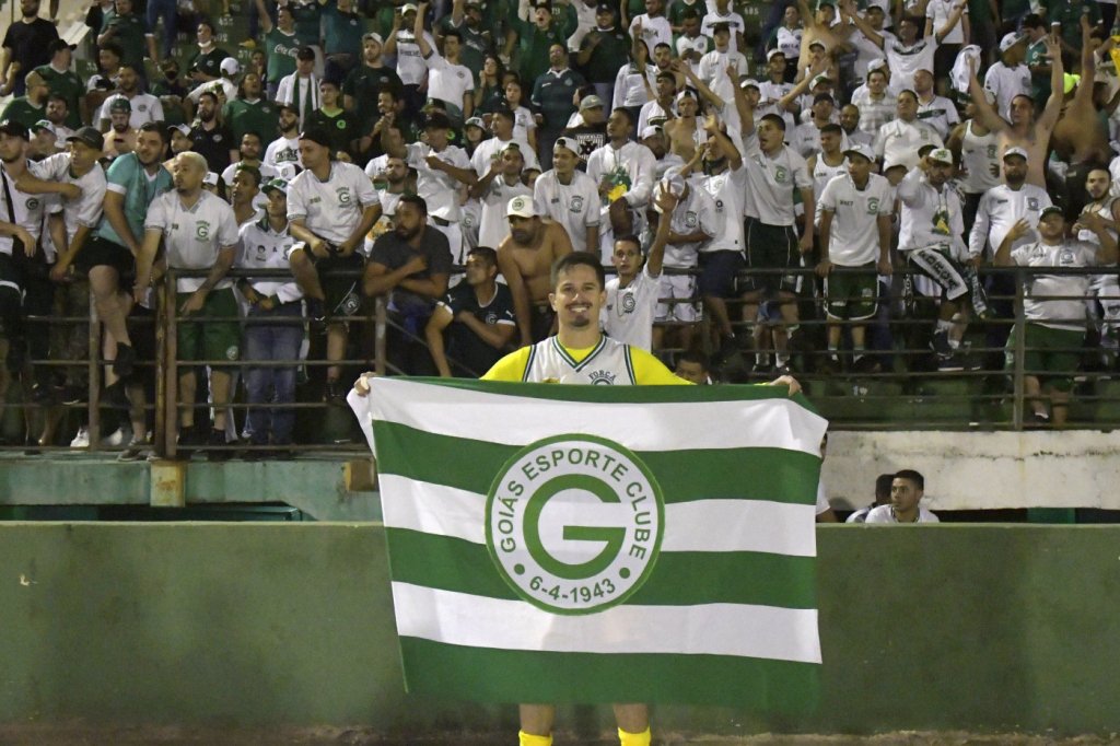 Goiás vence o Guarani fora de casa e garante retorno à Série A do Brasileirão