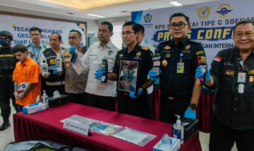 Brasileiro é preso na Indonésia com cocaína líquida escondida em itens pessoais