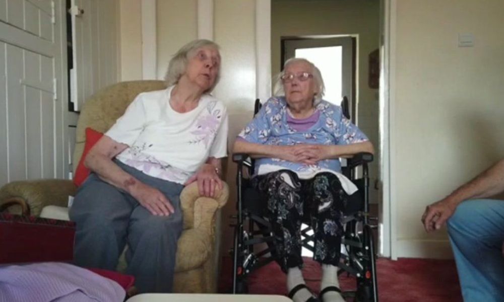 Gêmeas britânicas comemoram 102 anos e contam o que fazer para ter uma vida longa